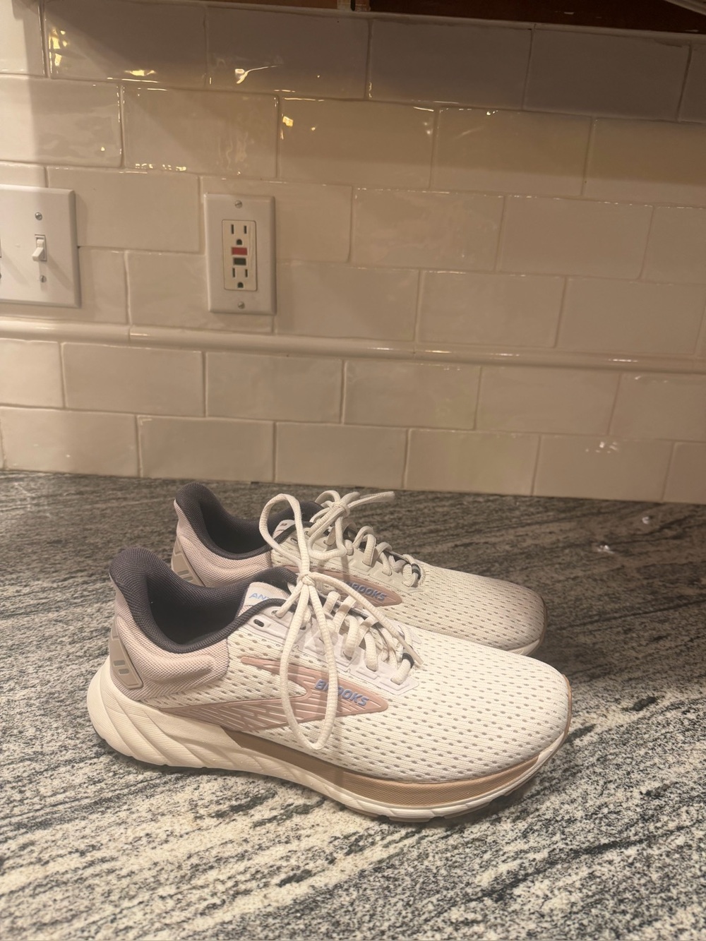Women’s Brooks Anthem 6 Size 8.5
